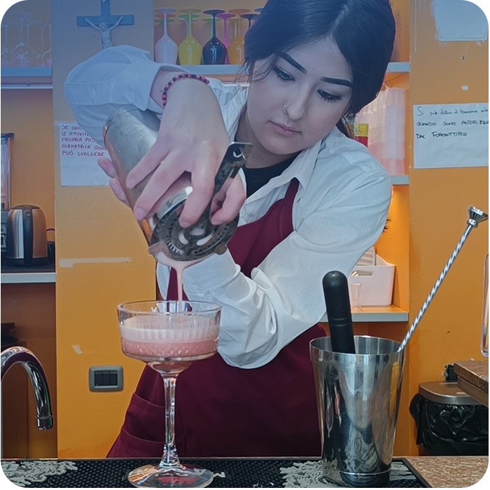 Studente al lavoro in corso di sala e bar